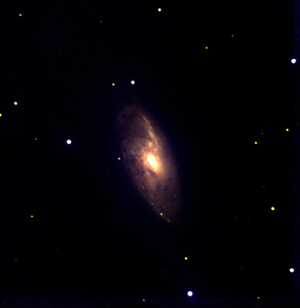 La galassia a spirale M106, che ospita un buco nero supermassiccio attivo