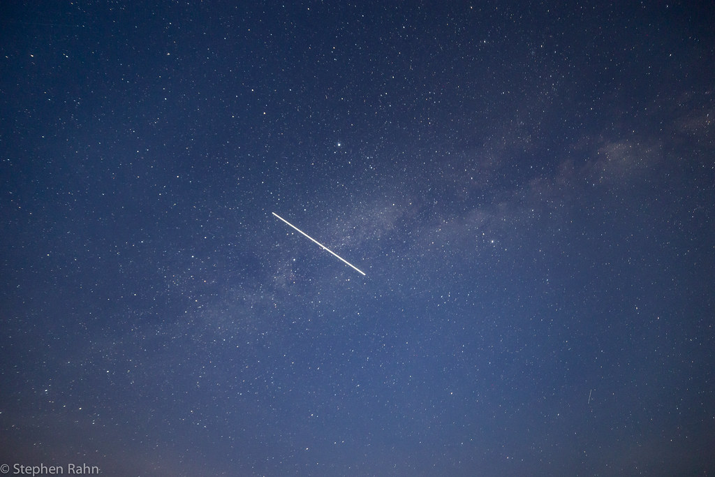 Scia luminosa della Stazione Spaziale Internazionale che attraversa la Via Lattea in un cielo notturno
